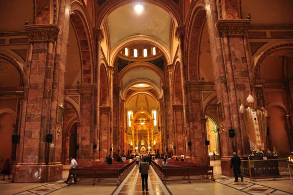 O interior da gigantesca catedral de Cuenca, no Equador